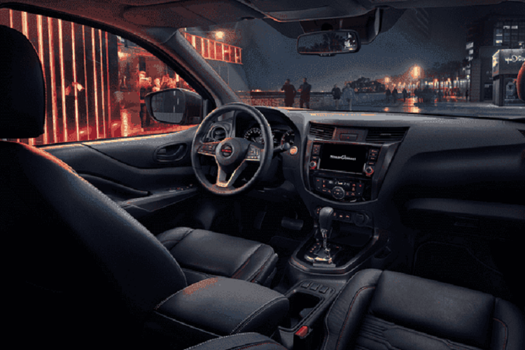 Ở ngoại hình, Ruiqi 6 có ngoại hình hơi khác với Nissan Navara khi có đèn pha LED hiền lành hơn, lưới tản nhiệt nhỏ gọn và hốc gió trước trải dài sang 2 bên đầu xe, tích hợp luôn đèn sương mù vào bên trong. Vòng ra đuôi xe, Ruiqi 6 không có nhiều thay đổi so với Nissan Navara, lưu ý xe trong ảnh bản thấp nhất nên đèn hậu hơi "rẻ tiền".