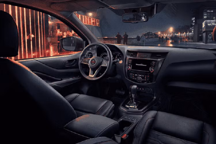 Ở ngoại hình, Ruiqi 6 có ngoại hình hơi khác với Nissan Navara khi có đèn pha LED hiền lành hơn, lưới tản nhiệt nhỏ gọn và hốc gió trước trải dài sang 2 bên đầu xe, tích hợp luôn đèn sương mù vào bên trong. Vòng ra đuôi xe, Ruiqi 6 không có nhiều thay đổi so với Nissan Navara, lưu ý xe trong ảnh bản thấp nhất nên đèn hậu hơi "rẻ tiền".