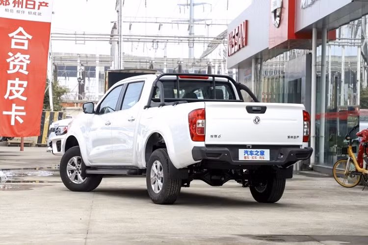 Không quá khó hiểu khi mẫu xe bán tải dành cho Trung Quốc này buộc phải cắt trang bị vì nó được phát triển dựa trên nền tảng tương tự như Nissan Navara nhưng được định vị dưới mẫu xe bán tải dành cho toàn cầu này, giá lại rẻ, đừng đòi đồ thơm.