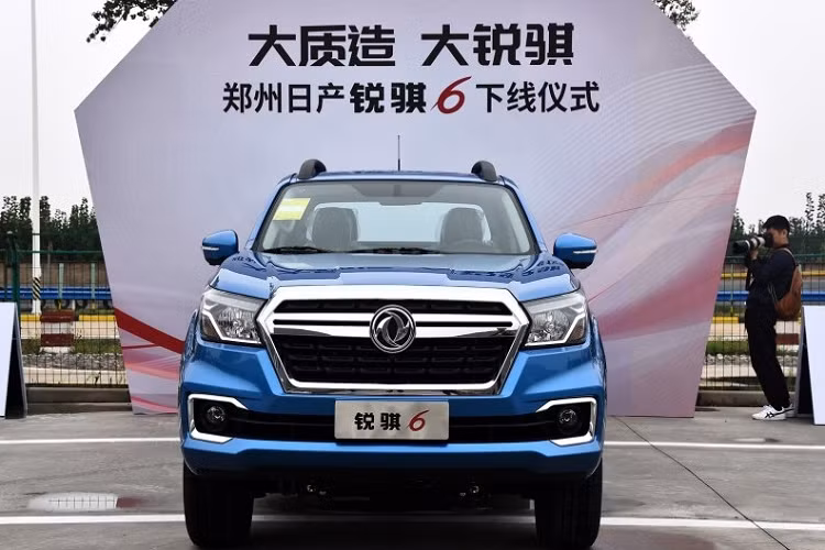 Về sức mạnh, Rich 6 2023 được trang bị động cơ xăng 2.4L và động cơ diesel 2.3T. Động cơ xăng 2,4 lít có công suất tối đa 116 kW và mô-men xoắn cực đại 235 Nm, tùy chọn hộp số sàn 6 cấp, tự động 8 cấp. Giống như Navara, Rich 6 sử dụng hệ thống treo trước độc lập tay đòn kép, treo sau không độc lập cầu liền, hệ thống phanh đĩa trước và tang trống sau.