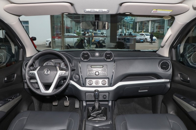 Nếu bạn tò mò Ruiqi 6 có bà con gì với mẫu xe bán tải toàn cầu Nissan Navara hay không thì câu trả lời là có, thậm chí, Ruiqi 6 còn là bản cắt đi rất nhiều trang bị để giúp xe có mức giá siêu tốt, chỉ từ 313 triệu đồng là khách hàng đã có thể tậu về garage.