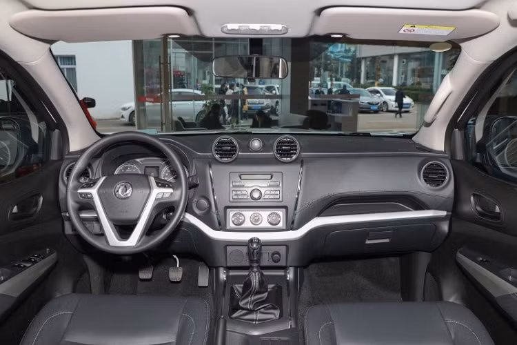 Nếu bạn tò mò Ruiqi 6 có bà con gì với mẫu xe bán tải toàn cầu Nissan Navara hay không thì câu trả lời là có, thậm chí, Ruiqi 6 còn là bản cắt đi rất nhiều trang bị để giúp xe có mức giá siêu tốt, chỉ từ 313 triệu đồng là khách hàng đã có thể tậu về garage.