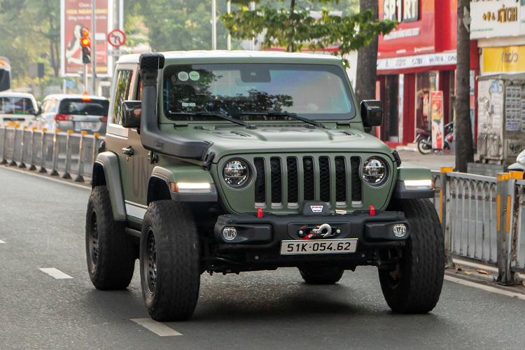 Mới đây, ông Đặng Lê Nguyên Vũ cầm lái Jeep Wrangler Rubicon 2 cửa đến một showroom siêu xe trên đường An Dương Vương, quận 5, TP.HCM. Xe thuộc đời mới nhất và đang được phân phối chính hãng với giá từ 3,778 tỷ đồng, cạnh tranh trực tiếp với Land Rover Defender 90 (từ 3,935 tỷ đồng).