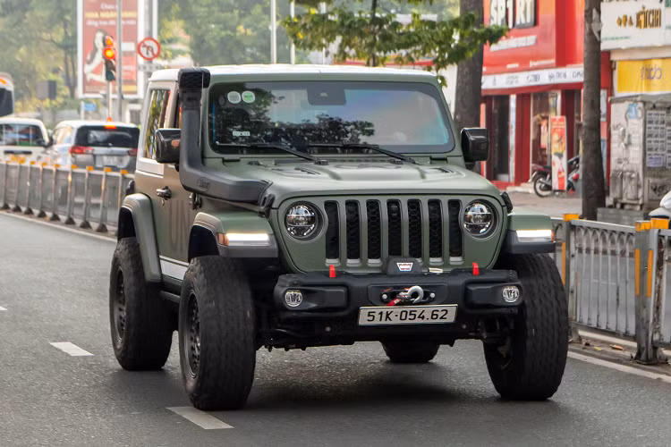 Mới đây, ông Đặng Lê Nguyên Vũ cầm lái Jeep Wrangler Rubicon 2 cửa đến một showroom siêu xe trên đường An Dương Vương, quận 5, TP.HCM. Xe thuộc đời mới nhất và đang được phân phối chính hãng với giá từ 3,778 tỷ đồng, cạnh tranh trực tiếp với Land Rover Defender 90 (từ 3,935 tỷ đồng).