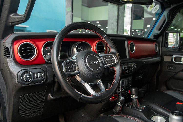 Về phần chiếc SUV địa hình nước Mỹ, ngoại thất xe không có nhiều khác biệt so với phiên bản Wrangler 4 cửa, ngoại trừ dáng xe gọn gàng hơn và mỗi bên chỉ có một cửa ra vào.