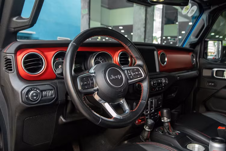 Về phần chiếc SUV địa hình nước Mỹ, ngoại thất xe không có nhiều khác biệt so với phiên bản Wrangler 4 cửa, ngoại trừ dáng xe gọn gàng hơn và mỗi bên chỉ có một cửa ra vào.