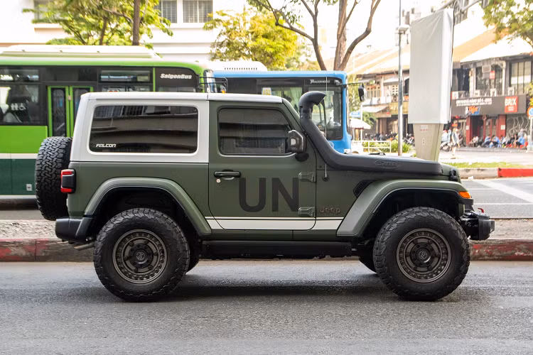 Ghế được bọc da màu đen, trong khi logo Rubicon được thêu bằng chỉ khâu màu đỏ ở mặt lưng. Hàng ghế trước không có nút chỉnh điện mà phải thao tác hoàn toàn bằng cơ. Ngoài ra, Wrangler Rubicon 2 cửa có khả năng tháo rời hoàn toàn trần, mui xe phía sau và 2 cánh cửa để tạo thành một mẫu xe gầm cao mui trần. 