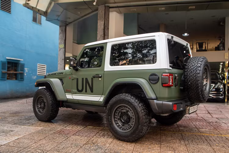 Theo chia sẻ của chủ nhân, ngoài chiếc Jeep Wrαпgler Rubicon 2 ᴄửɑ này ông còn sở hữu thêm hai chiếc tương tự với màu sơn trắng và vàng ở ngoại thất. Jeep cũng là dòng xe được vị doanh nhân cà phê ưa chuộng với số lượng khá đông đảo trong garage.