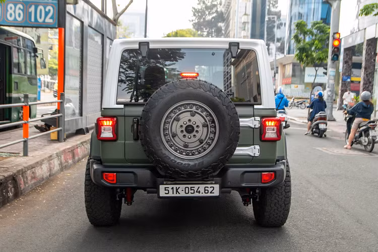 Khi về tay ông Vũ, ngoại thất xe được đổi sang màu xanh quân đội bằng phương pháp dán decal. Xe được trang bị thêm ba-đờ-sốc với dây tời của Warn, ống thở từ Safari, giúp xe dễ dàng vượt qua nhiều địa hình khó và cung cấp khả năng lội nước sâu.