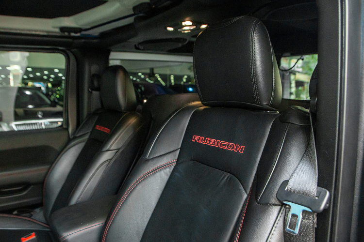 Chính vì thế, phiên bản Wrangler Rubicon 2 cửa của Qua Vũ có chiều dài tổng thể 4,2 m, ngắn hơn phiên bản 4 cửa khoảng 0,6 m. Trục cơ sở dài 2.459 mm, trong khi khoảng sáng gầm đạt 274 mm, mang đến khả năng vượt địa hình linh hoạt và cơ động.