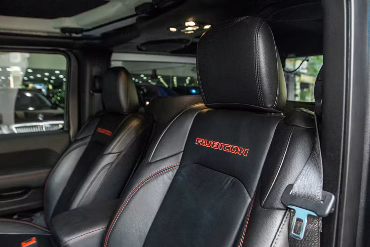 Chính vì thế, phiên bản Wrangler Rubicon 2 cửa của Qua Vũ có chiều dài tổng thể 4,2 m, ngắn hơn phiên bản 4 cửa khoảng 0,6 m. Trục cơ sở dài 2.459 mm, trong khi khoảng sáng gầm đạt 274 mm, mang đến khả năng vượt địa hình linh hoạt và cơ động.