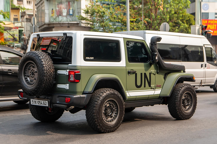 Những tiện nghi đáng chú ý trên mẫu xe này bao gồm màn hình giải trí trung tâm cảm ứng 8,4 inch, tích hợp Apple CarPlay/Android Auto, điều hòa tự động hai vùng, hệ thống âm thanh Alpine, bật/tắt động cơ tự động, kiểm soát hành trình thích ứng, cảm biến áp suất lốp, cảnh báo điểm mù, khóa vi sai trước/sau, thanh cân bằng điện tử (sway bar)... 