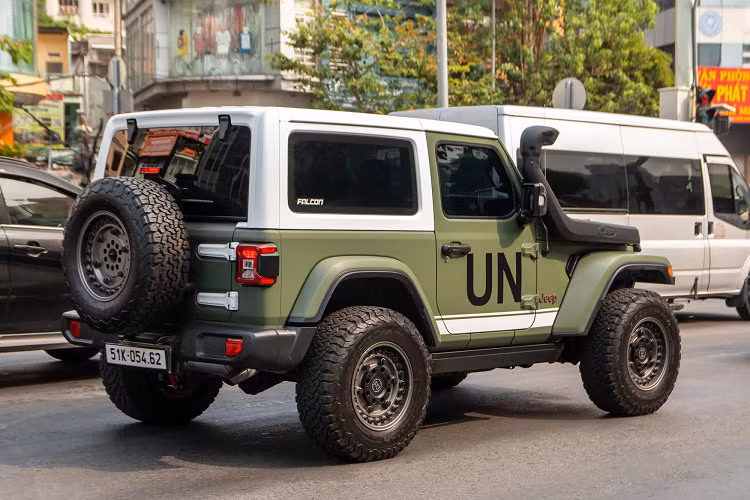 Những tiện nghi đáng chú ý trên mẫu xe này bao gồm màn hình giải trí trung tâm cảm ứng 8,4 inch, tích hợp Apple CarPlay/Android Auto, điều hòa tự động hai vùng, hệ thống âm thanh Alpine, bật/tắt động cơ tự động, kiểm soát hành trình thích ứng, cảm biến áp suất lốp, cảnh báo điểm mù, khóa vi sai trước/sau, thanh cân bằng điện tử (sway bar)... 