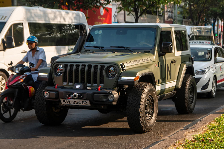 Thiết kế nội thất của Wrangler Rubicon 2 cửa không có khác biệt so với phiên bản 4 cửa. Bảng táp-lô mang hơi hướm thể thao và nam tính. Bảng điều khiển trung tâm với nhiều nút bấm cơ học, hốc điều hòa hình tròn.