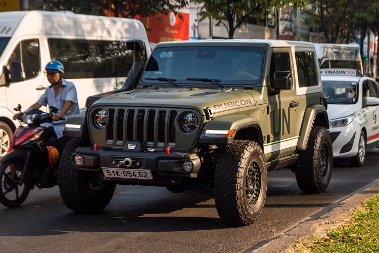 Thiết kế nội thất của Wrangler Rubicon 2 cửa không có khác biệt so với phiên bản 4 cửa. Bảng táp-lô mang hơi hướm thể thao và nam tính. Bảng điều khiển trung tâm với nhiều nút bấm cơ học, hốc điều hòa hình tròn.