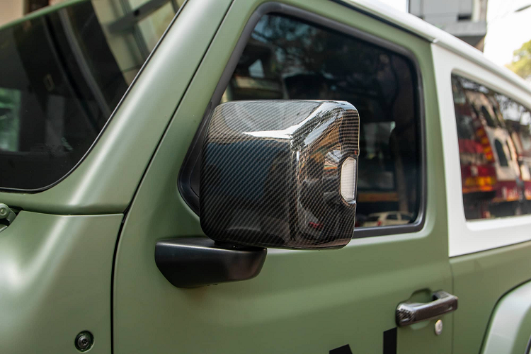 Xe vẫn mang nhiều điểm đặc trưng của Jeep như lưới tản nhiệt gồm 6 khe hút gió cỡ lớn đặt dọc, đèn chiếu sáng dạng tròn, bánh dự phòng treo "lộ thiên" phía sau, cản trước/sau làm từ kim loại và có lắp sẵn móc kéo…