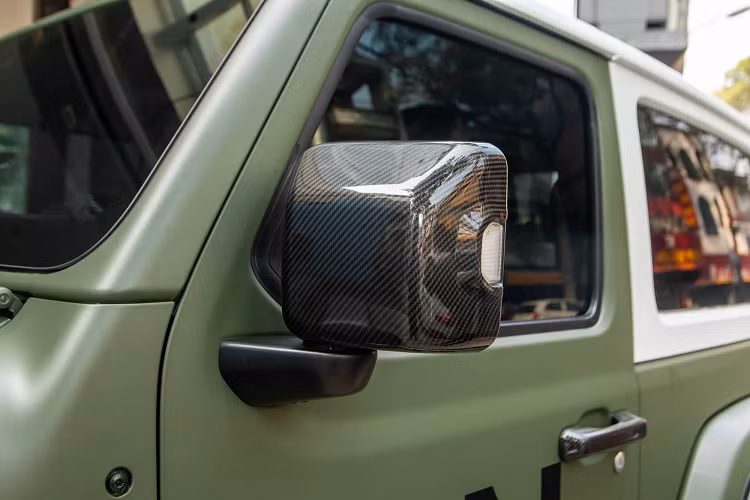 Xe vẫn mang nhiều điểm đặc trưng của Jeep như lưới tản nhiệt gồm 6 khe hút gió cỡ lớn đặt dọc, đèn chiếu sáng dạng tròn, bánh dự phòng treo "lộ thiên" phía sau, cản trước/sau làm từ kim loại và có lắp sẵn móc kéo…