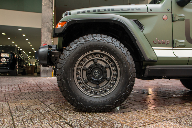 Bộ mâm cũng được nâng cấp lên loại của hãng độ Black Rhino Hard Alloys, trong khi hốc bánh xe có phần vè che lớn đặc trưng của dòng Wrangler và Gladiator.
