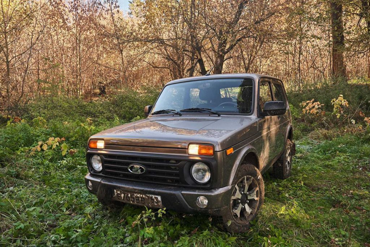 Giữa thời đại điện khí hóa, gần đây chúng ta đã phải nói lời tạm biệt với những biểu tượng của lịch sử ôtô như Audi TT hay Audi R8, Dodge Challenger và Charger, Ferrari F8 Tributo và Portofino, Ford Fiesta huyền thoại, McLaren 720S hay Mercedes-Benz E-Class Coupé... nhưng với chiếc Lada Niva của Nga lại hoàn toàn khác.