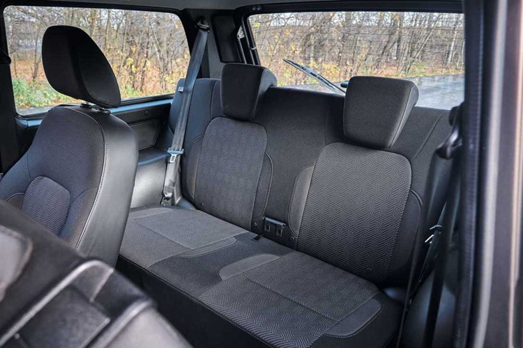 Những trang bị an toàn cơ bản như túi khí vẫn vắng mặt trên mẫu SUV địa hình này. Hiện việc sản xuất cả hai phiên bản đã bắt đầu.