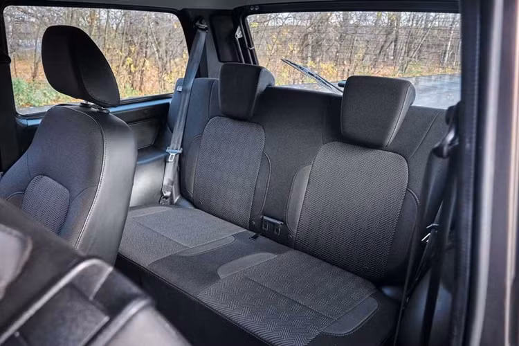 Những trang bị an toàn cơ bản như túi khí vẫn vắng mặt trên mẫu SUV địa hình này. Hiện việc sản xuất cả hai phiên bản đã bắt đầu.