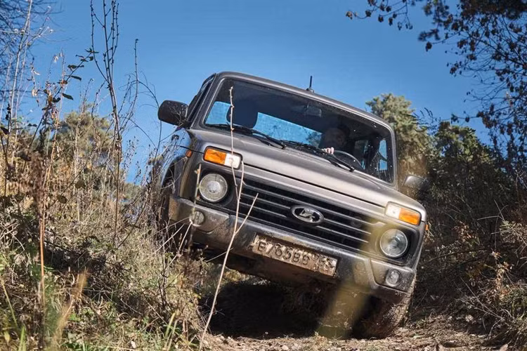 Với những nâng cấp mới, giá xe Lada Niva 2024 sẽ tăng đáng kể. Trước đây, Lada Niva Legend có mức khởi điểm là 9.140 USD (theo tỷ giá hối đoái hiện tại khoảng 221 triệu đồng). Nhưng hiện tại giá xe rẻ nhất là 10.200 USD (247 triệu đồng). Bản Travel cũ giá 13.200 USD (320 triệu đồng) giờ thành 13.400 USD (325 triệu đồng).