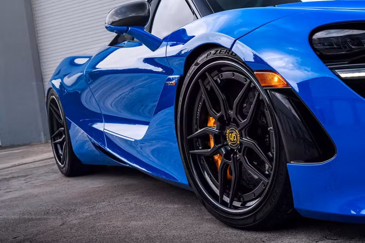 Một trong những bản độ 720S tiêu biểu thời gian gần đây là chiếc 720S Spider này, vẫn giữ nguyên hệ thống truyền động nguyên bản nhưng nổi bật nhờ hàng loạt thành phần mới được thêm vào.