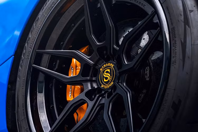 Chiếc McLaren 720S Spider độ mâm Strasse này được sơn màu xanh Paris Blue trông rất ấn tượng và giúp làm nổi bật các đường nét của xe. McLaren đã tiết lộ mẫu xe thay thế cho 720S với tên gọi 750S mới vào đầu năm nay.