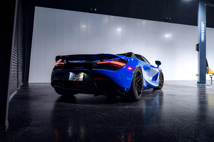 Mặc dù chiếc xe mới về cơ bản trông giống hệt chiếc cũ, nhưng nó đã được hưởng lợi từ một số thay đổi về hệ thống treo, chỉnh sửa về hệ thống lái, cũng như nhận được sức mạnh từ động cơ V8 tăng áp kép 4.0 lít có công suất lên tới 740 mã lực và 800 Nm mô-men xoắn.