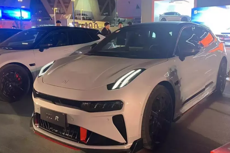 Là phiên bản hiệu suất cao nên thiết kế tổng thể của Zeekr 001 FR 2024 không có sự điều chỉnh đáng kể so với tiêu chuẩn, thay vào đó, một số lượng lớn nâng cấp về khí động học và trọng lượng nhẹ đã được thực hiện dựa trên phiên bản thông thường. Nó bao gồm cả cản trước, hông xe, vòm bánh xe và bộ khuếch tán phía sau. Chắn bùn, cánh lướt gió phía sau và mái nhà đều được làm bằng vật liệu sợi carbon.