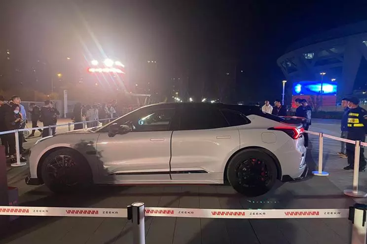 Zeekr 001 FR 2024 còn có hai khe hút gió được mở đặc biệt cho hệ thống phanh giúp tản nhiệt. Hệ thống phanh được trang bị kẹp phanh 4 piston AP Racing 10 piston phía trước và đĩa phanh gốm carbon Brembo.