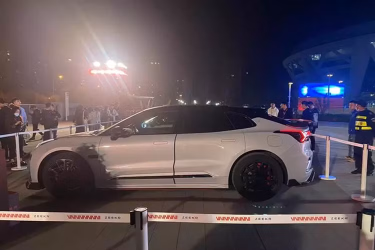 Zeekr 001 FR 2024 còn có hai khe hút gió được mở đặc biệt cho hệ thống phanh giúp tản nhiệt. Hệ thống phanh được trang bị kẹp phanh 4 piston AP Racing 10 piston phía trước và đĩa phanh gốm carbon Brembo.