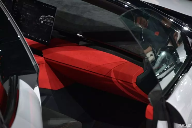 Zeekr 001 FR 2024 còn được trang bị nền tảng điện toán buồng lái thông minh đầu tiên được sản xuất hàng loạt, nâng cao hơn nữa trải nghiệm sử dụng. Bên cạnh đó, đây cũng lần đầu tiên chiếc xe được đưa vào sản xuất hàng loạt là công nghệ liên lạc vệ tinh, có thể thực hiện tin nhắn vệ tinh hai chiều và cuộc gọi thoại vệ tinh.