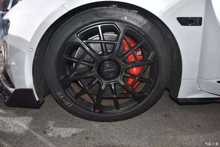 Xe cũng sẽ được trang bị mâm 22 inch rèn hiệu suất nhằm giảm khối lượng dưới bánh, kích thước lốp trước và sau lần lượt là 265/40 và 295/40. Ngoài ra, Zeekr 001 FR 2024 cũng sẽ được trang bị giảm xóc lò xo cuộn KW.