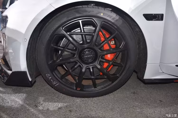 Xe cũng sẽ được trang bị mâm 22 inch rèn hiệu suất nhằm giảm khối lượng dưới bánh, kích thước lốp trước và sau lần lượt là 265/40 và 295/40. Ngoài ra, Zeekr 001 FR 2024 cũng sẽ được trang bị giảm xóc lò xo cuộn KW.