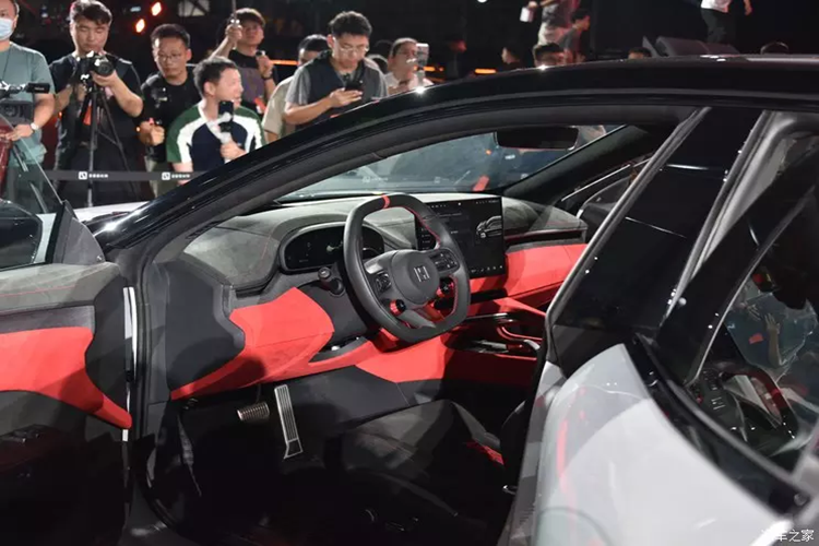 Về nội thất, thiết kế tổng thể của Zeekr 001 FR 2024 giống với phiên bản thường, vẫn được trang bị kết hợp màn hình điều khiển trung tâm 15,4 inch và bảng đồng hồ LCD 8,8 inch, vô-lăng có thêm nút bấm chế độ lái ở phía bên trong. Ngoài ra, xe sử dụng rất nhiều da lộn, trang trí bằng chất liệu da và sợi carbon để tăng thêm không khí thể thao.