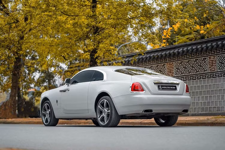 Giá mua bán chiếc coupe siêu sang Rolls-Royce Wraith của Huấn hoa hồng không được tiết lộ nhưng có thể thấy, phiên bản Series I thường được chào bán từ 10 tỷ đến 15 tỷ đồng, tùy độ đẹp, cấu hình và tất nhiên còn có năm sản xuất và xe đã chạy được quãng đường bao nhiêu km.