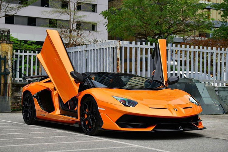 Siêu xe mui trần của Lamborghini Aventador SVJ tăng tốc từ vị trí đứng yên lên 100 km/h chỉ trong thời gian 2,9 giây, chậm hơn 0,1 giây so với bản Coupe và 0-200 km/h trong 8,8 giây. Vận tốc tối đa của xe sẽ là 350 km/h.