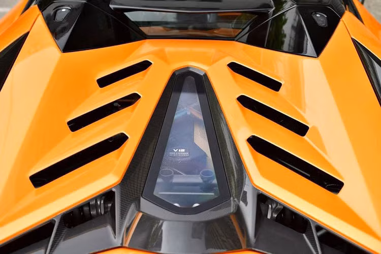 Mức giá xe Lamborghini Aventador SVJ Roadster tại Việt Nam khá bí ẩn nhưng ước tính khoảng hơn 23 tỷ đồng. Tại thị trường Mỹ, siêu bò mui trần này có giá 573.966 đô la (tương đương 13,32 tỷ đồng). Các khách hàng ở Đức sẽ cần chi ra hầu bao 487.866 Euro (tương đương 13,2 tỷ đồng) để sở hữu Lamborghini Aventador SVJ mui trần.