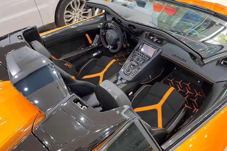 Chủ nhân đầu tiên của siêu xe này là 1 đại gia kín tiếng, chỉ biết anh hay lái chiếc xe Lamborghini Aventador SVJ mui trần dạo các con đường ở Sài thành, xe được nhập về nước và thông quan vào tháng 12/2021, ngay lập tức siêu bò đã được cho lăn bánh Sài thành.