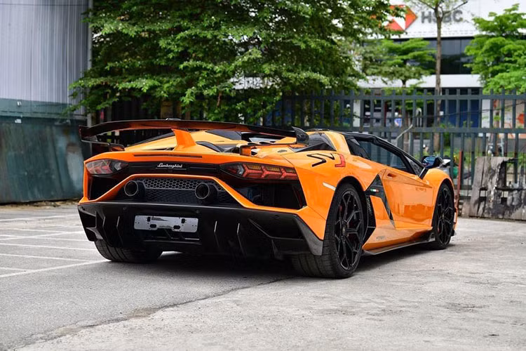 Lamborghini Aventador SVJ mui trần mới vào Sài thành được trang bị khối động cơ V12, dung tích 6,5 lít, sản sinh ra công suất tối đa 759 mã lực và mô-men xoắn cực đại 720 Nm. Động cơ kết hợp cùng hộp số ISR bảy tốc độ và hệ thống dẫn động bốn bánh.