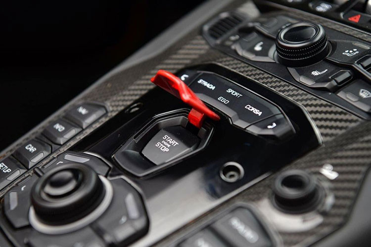 Tháng 6/2022, xe mới chính thức có biển số và chỉ ở với đại gia này 3 tháng là được bán ra cho 1 ông chủ kinh doanh xe lướt ở Hà Nội. Đến nay, chiếc siêu xe Lamborghini Aventador SVJ Roadster màu cam lại quay trở lại Sài thành để tìm kiếm khách hàng mới.