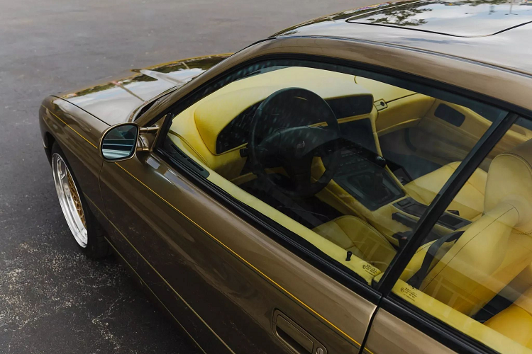 Sự nhập nhằm về số dặm không xác định là yếu tố khiến người mua nghi ngờ về chiếc xe này. Được biết, Renner mua chiếc 8 Series với đồng hồ đo quãng đường đã đi được 95 km và sau đó cập nhật đồng hồ đo từ chiếc BMW 840 mới chỉ chạy được 34 km. Mặc dù có mức giá được trả 227.000 USD nhưng phía Renner không chấp nhận mức giá này.