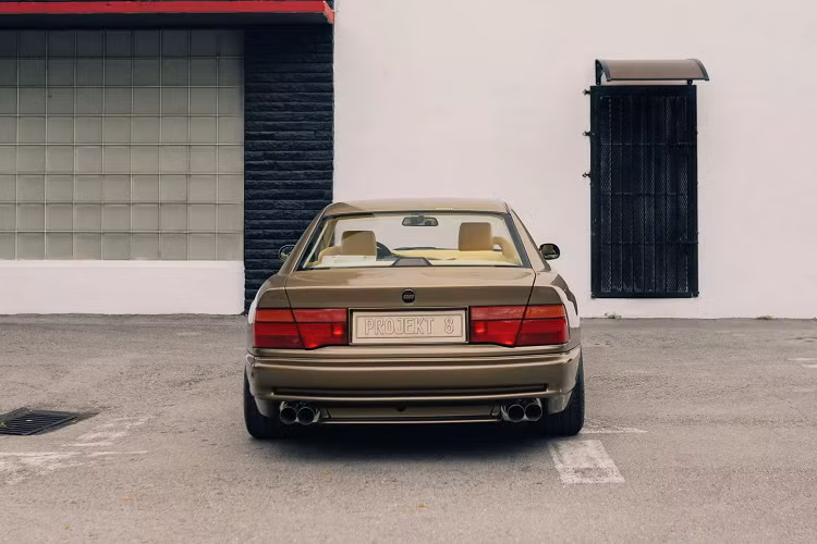 Hệ thống phanh gồm má phanh, đĩa phanh và heo trước lấy từ M5 E60 và đĩa phanh và kẹp phanh phía sau của M5 E39. Về nội thất cũng được nâng cấp với chất liệu bọc da, cần số kiểu ZHP, hệ thống điều hòa 2 vùng và trần bọc xe Alcantara. Một tấm biển 'Projekt 8' được đặt giữa hai ghế trước nhằm tăng tính độc đáo của xe.