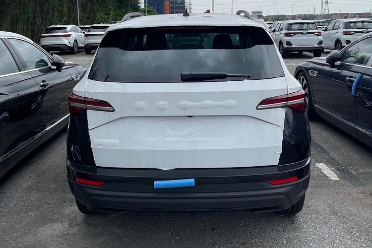 Việc Skoda Karoq tại Việt Nam có giá cao có lẽ cũng không quá bất ngờ vì đây vốn là xe nhập khẩu nguyên chiếc từ châu Âu. Vì là xe nhập khẩu nên mẫu SUV cỡ C này cũng không được hưởng ưu đãi 50% lệ phí trước bạ của Chính phủ. Tuy được định vị trong phân khúc SUV cỡ C nhưng Skoda Karoq có kích thước chỉ như SUV cỡ B+.