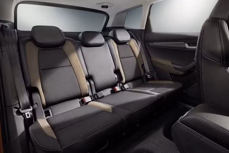 Trong khi đó, ở thị trường nước ngoài, động cơ có thể kết hợp với hộp số sàn 6 cấp, hộp số tự động 8 cấp hoặc hộp số tự động ly hợp kép 7 cấp. Theo công bố của hãng, trong giai đoạn đầu, các dòng xe Skoda phân phối tại Việt Nam là những phiên bản nhập khẩu.