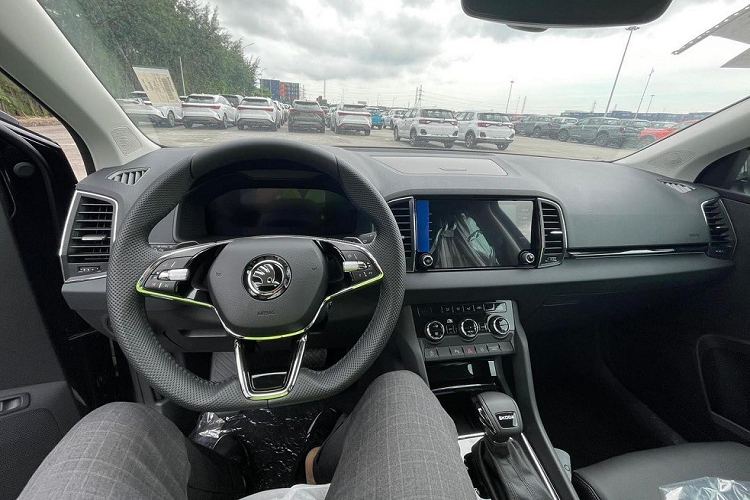 Hiện trang bị của Skoda Karoq ở Việt Nam chưa được hé lộ. Trong khi đó, ở thị trường nước ngoài, xe đi kèm đèn pha LED tiêu chuẩn hoặc LED ma trận tùy chọn và vành la-zăng có đường kính từ 17 - 19 inch. Bên trong Skoda Karoq mới cập cảng Việt Nam cách đây không lâu là không gian nội thất bọc da màu đen.