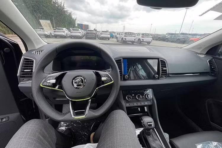 Hiện trang bị của Skoda Karoq ở Việt Nam chưa được hé lộ. Trong khi đó, ở thị trường nước ngoài, xe đi kèm đèn pha LED tiêu chuẩn hoặc LED ma trận tùy chọn và vành la-zăng có đường kính từ 17 - 19 inch. Bên trong Skoda Karoq mới cập cảng Việt Nam cách đây không lâu là không gian nội thất bọc da màu đen.