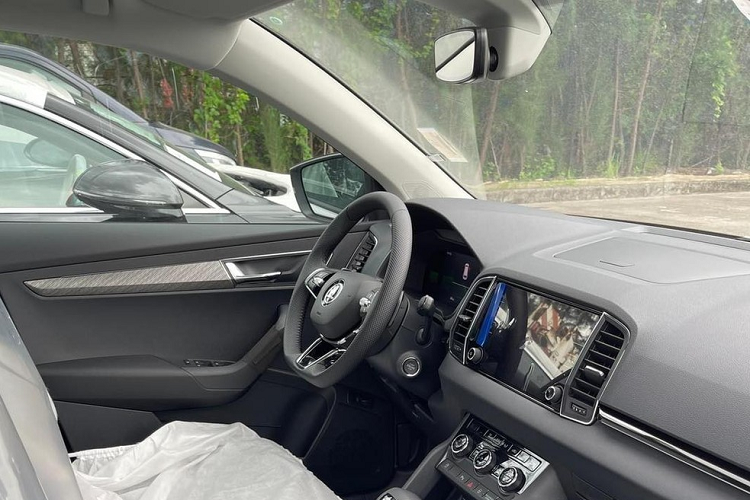 Mặt táp-lô được trang trí bằng nẹp kim loại trong khi tapi cửa có chi tiết ốp gỗ. Thêm vào đó là vô lăng 3 chấu với thiết kế vát đáy thể thao, tích hợp phím chức năng, bảng đồng hồ kỹ thuật số và màn hình cảm ứng trung tâm cùng có kích thước khoảng 8 inch cũng như cần số khá lớn.