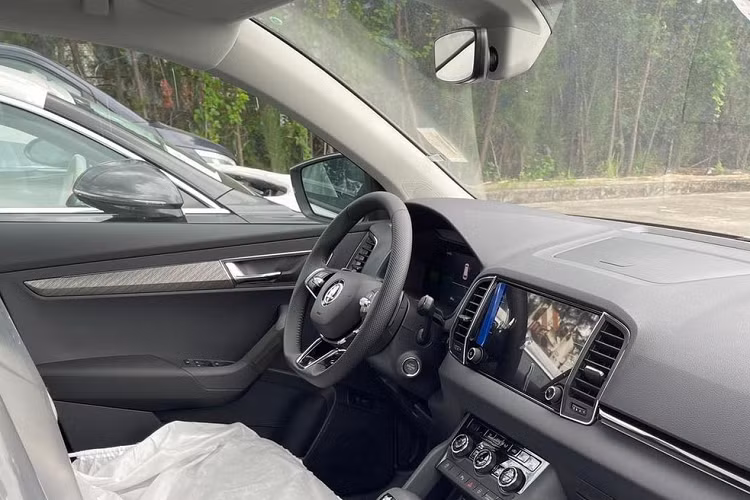 Mặt táp-lô được trang trí bằng nẹp kim loại trong khi tapi cửa có chi tiết ốp gỗ. Thêm vào đó là vô lăng 3 chấu với thiết kế vát đáy thể thao, tích hợp phím chức năng, bảng đồng hồ kỹ thuật số và màn hình cảm ứng trung tâm cùng có kích thước khoảng 8 inch cũng như cần số khá lớn.